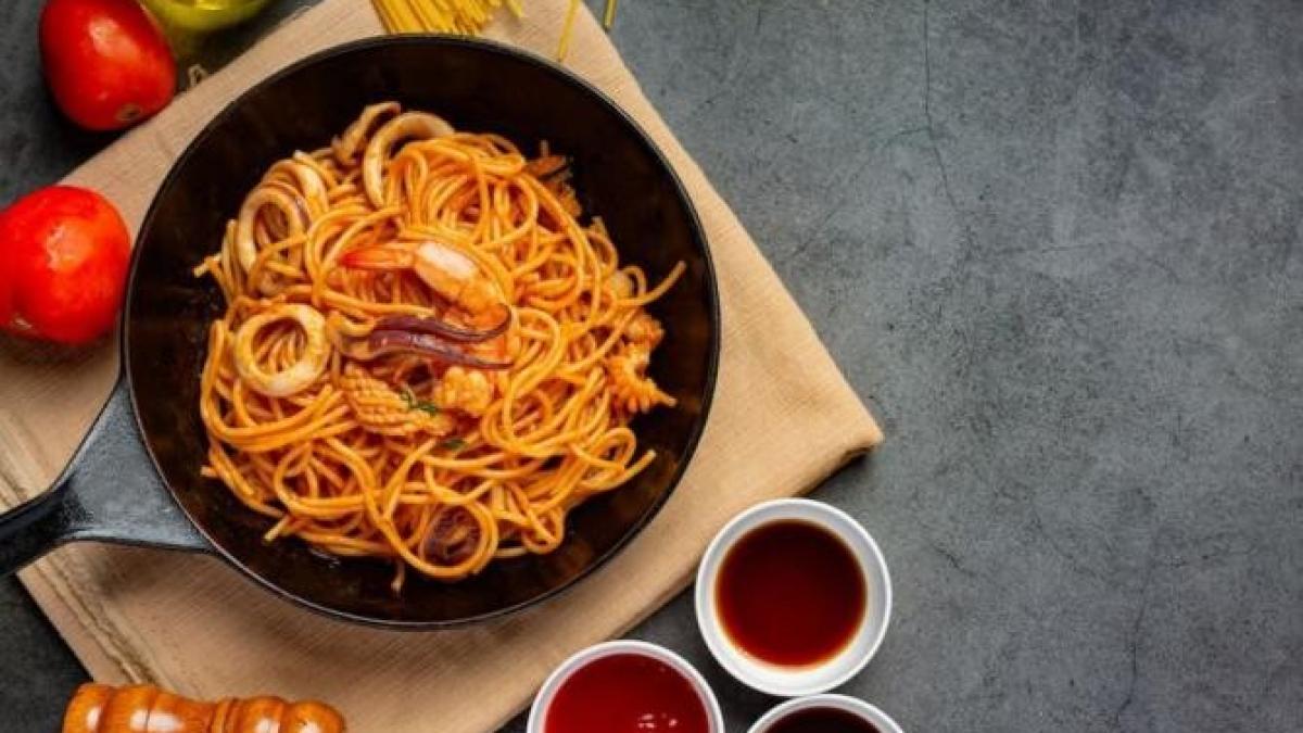 paste-cu-pui-si-legume--gata-in-15-minute--doar-pune-toate-ingredientele-intr-o-tigaie_23854400