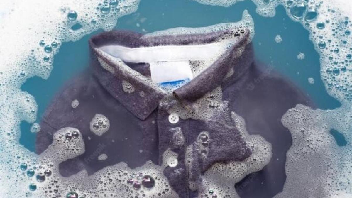 cum-se-poate-elimina-o-pata-de-inalbitor-de-pe-haine_41157800