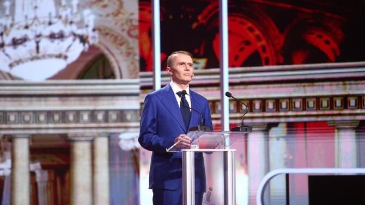 klaus-iohannis-impersonat-de-ionut-rusu-iumor-romania-razi-cu-roast_87837500