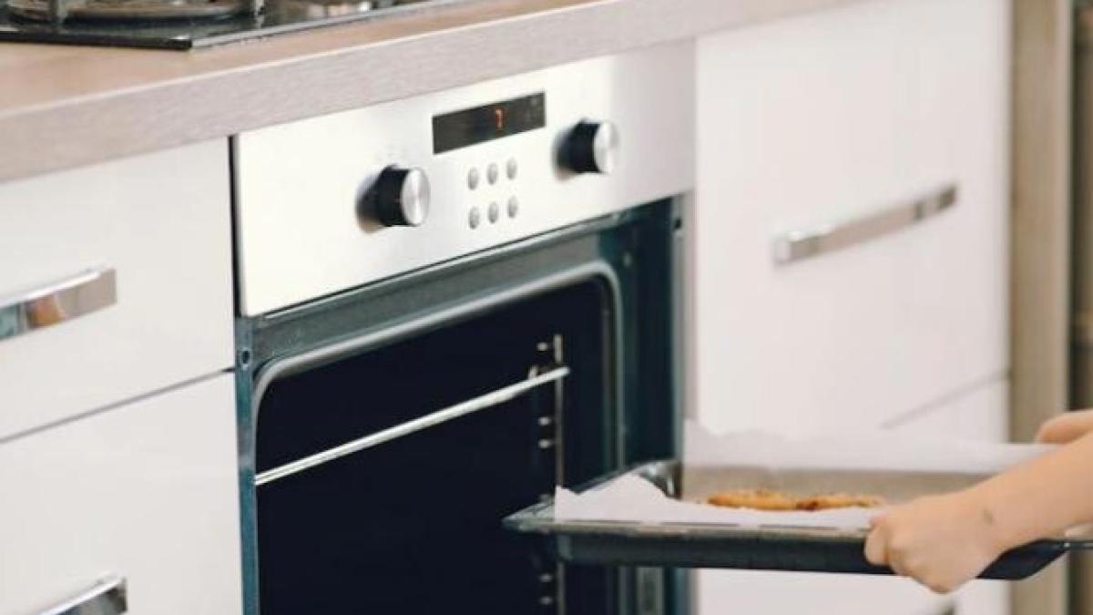 scapa-de-mirosul-neplacut-din-cuptor-cu-acest-remediu-eficient--ai-nevoie-de-cateva-ingrediente-simple_02935600