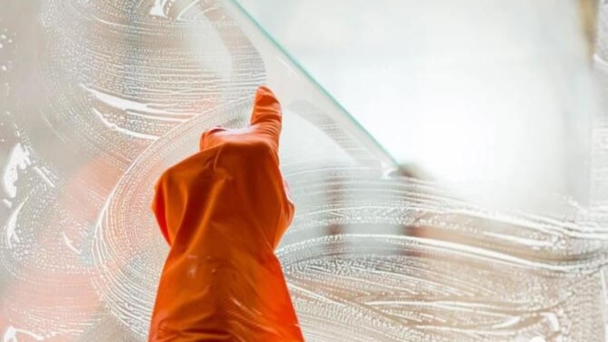 cu-acest-truc-veti-spala-geamurile-doar-de-2-ori-pe-an--sticla-va-fi-curata-si-fara-dungi_63756900