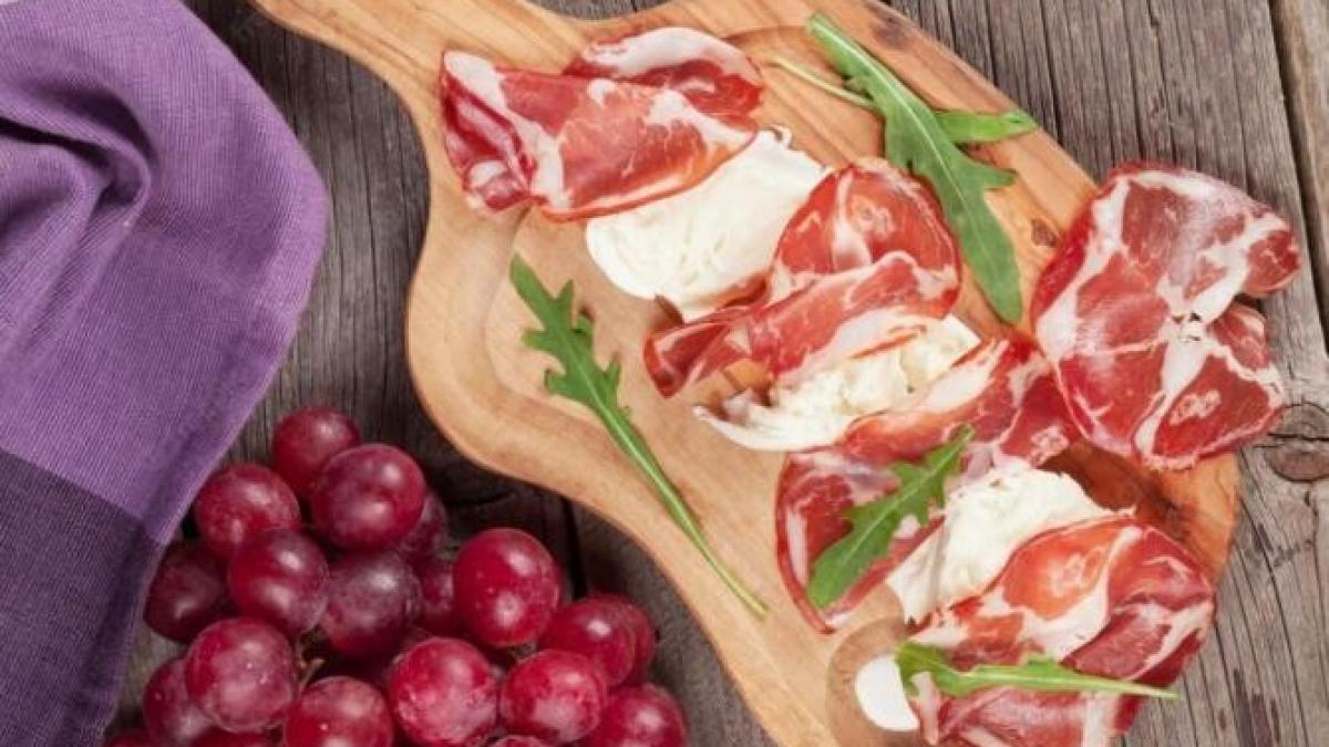 doua-salate-uimitor-de-delicioase-cu-struguri--prepara-le-pentru-masa-de-revelion_23970600