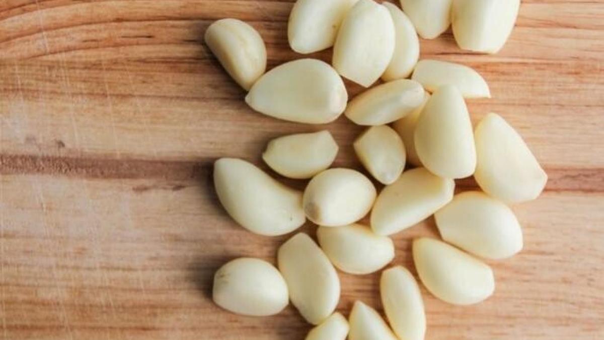 curata-usturoiul-cu-usurinta--5-moduri--dezvaluite-de-bucatari_66120100