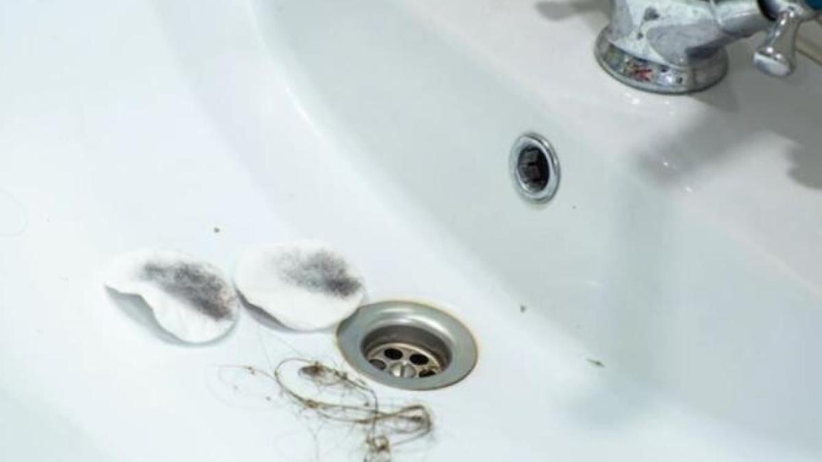 desfunda-scurgerea-din-baie-cu-un-cuier-pentru-haine--in-doua-minute--problema-va-fi-eliminata_92196800