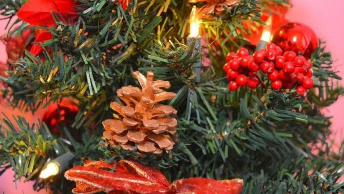 curata-bradul-artificial-de-craciun-inainte-de-a-l--impodobi--este-plin-de-praf-si-bacterii_78492600