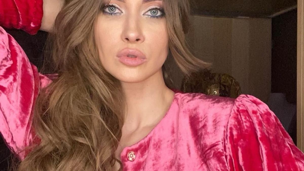 iulia-albu--atac-la-adresa-vedetelor-care-si-fac-avatare-online-indoirea-limitelor-morale-pentru-like-uri-este-un-altfel-de-prostitutie-foto_48459900