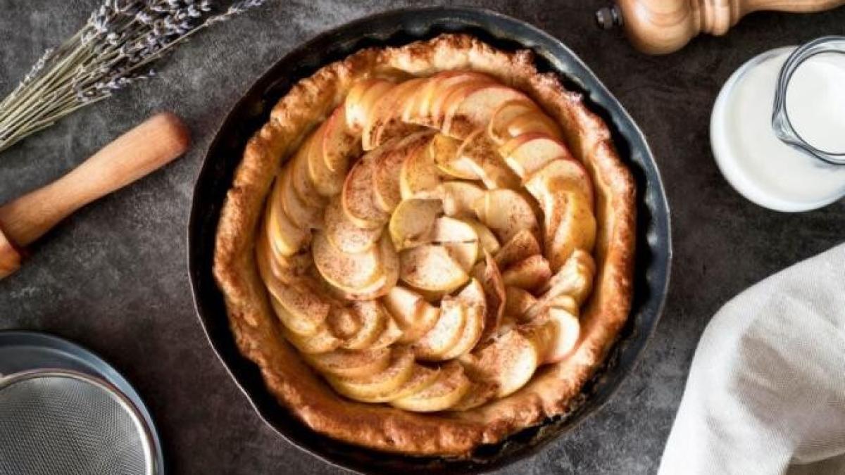 toarna-aluatul-in-tava-si-apoi-pune-merele--acest-desert-se-topeste-in-gura--o-felie-are-140-de-calorii_13929100