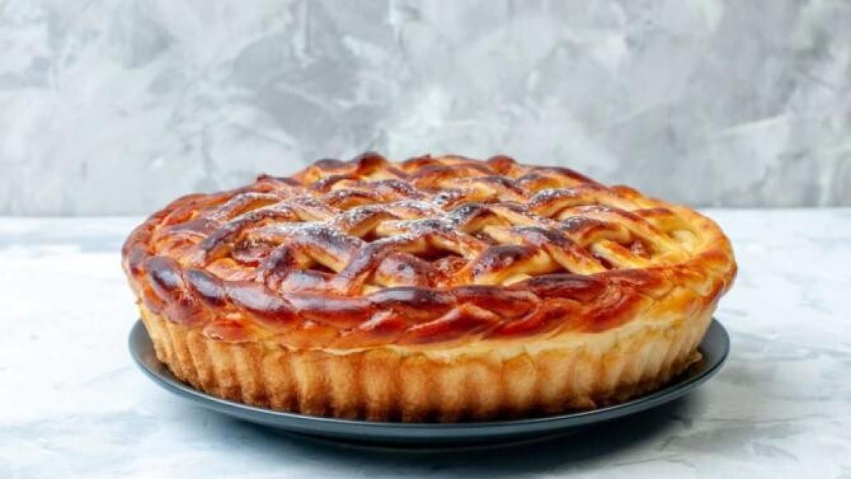 placinta-cu-mere--este-atat-de-delicioasa-si-cremoasa--incat-o-vei-face-mereu--o-felie-are-180-de-calorii_37654400