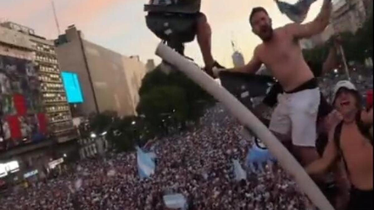 s-au-urcat-pe-stalpi--si-au-rupt-tricourile-de-pe-ei--s-au-pus-in-genunchi-de-bucurie--imaginile-care-fac-inconjurul-planetei_80866200