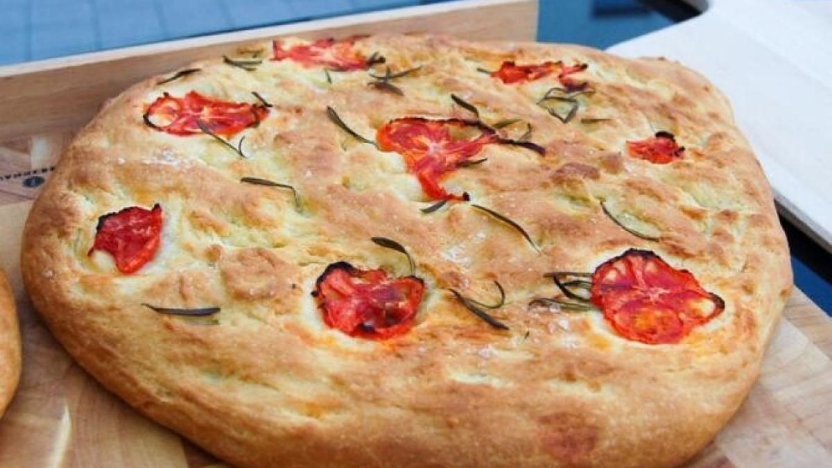 focaccia-din-dovlecei-si-cartofi--nu-ai-mancat-niciodata-legume-atat-de-usoare-si-delicioase_91504800