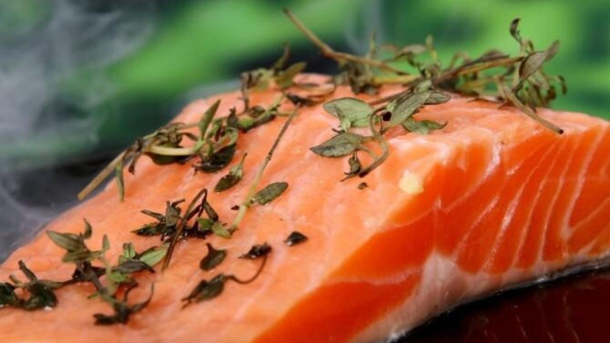 cu-aceste-trucuri-vei-elimina-mirosul-de-peste-din-casa--bucatarie--de-pe-maini-si-de-pe-tocator_23536300