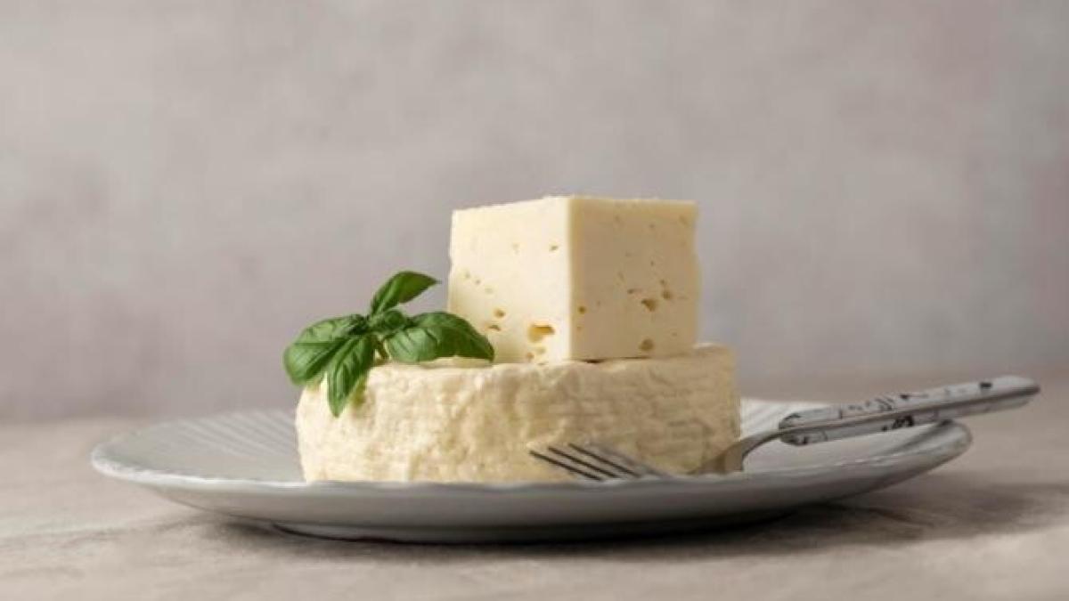 branza-de-casa--preparata-dintr-un-litru-de-lapte--este-delicioasa--gustoasa-si-cremoasa_61409600