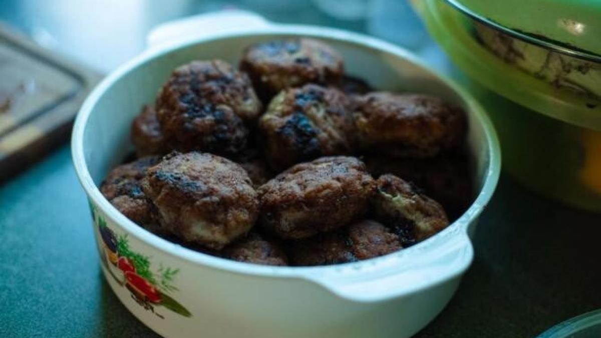 chiftele-de-pui--cu-branza-si-rosii--perfecte-pentru-un-meniu-festiv_49056000