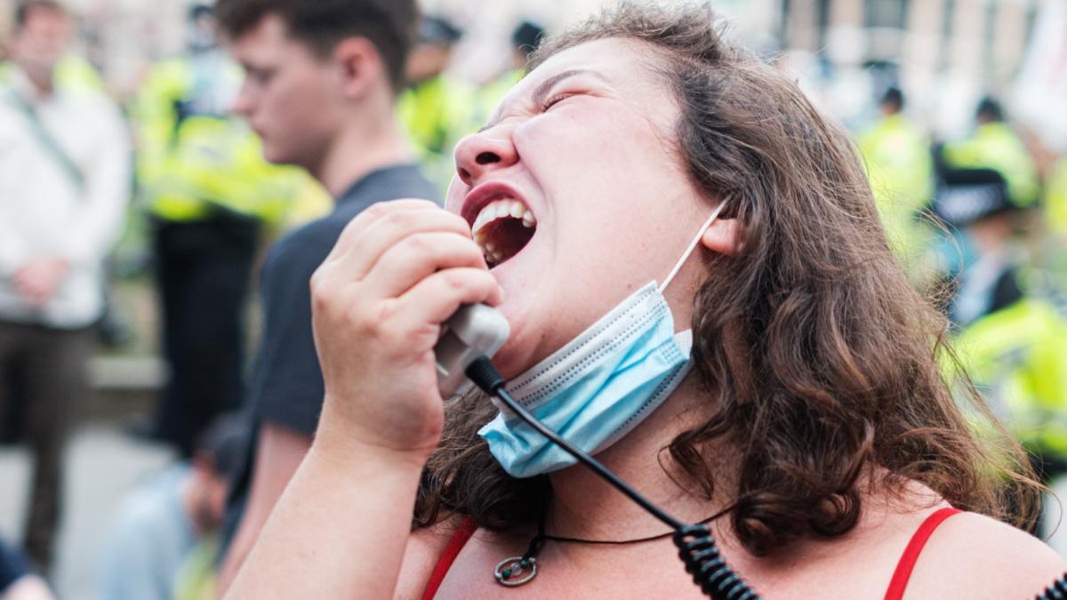 activistii-de-mediu-au-stropit-cu-coca-cola-o-mumie_19321700