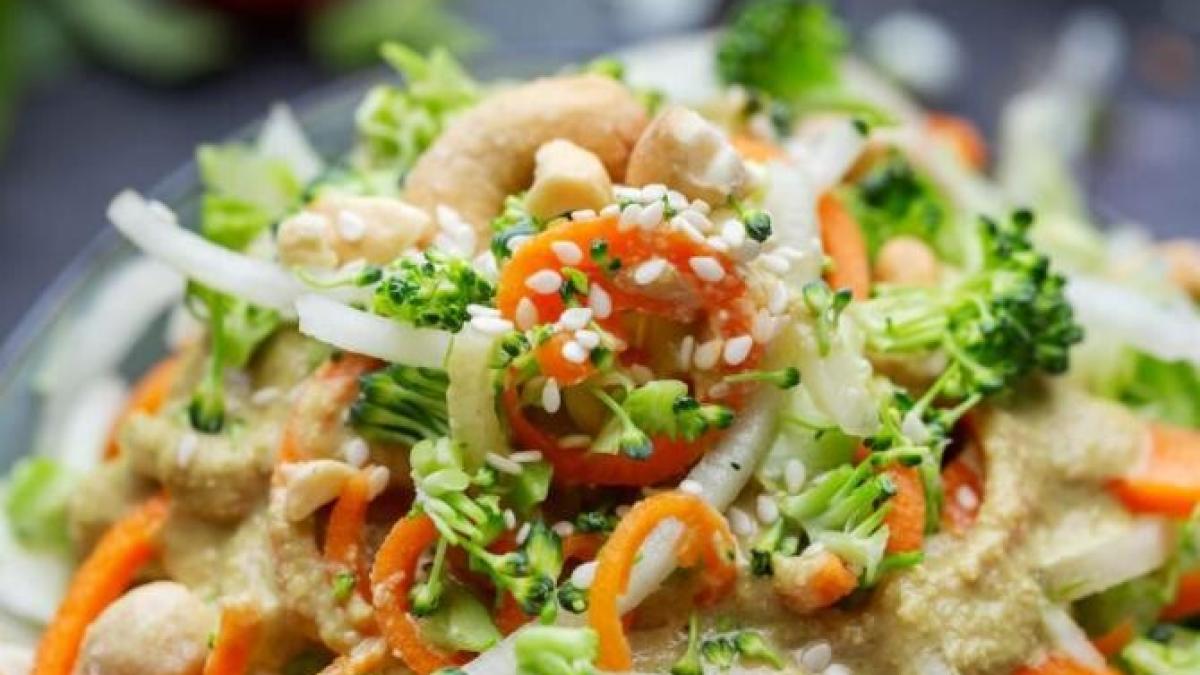 salata-cu-ciuperci--fasole-si-muraturi--o-reteta-rapida-si-satioasa_12970300