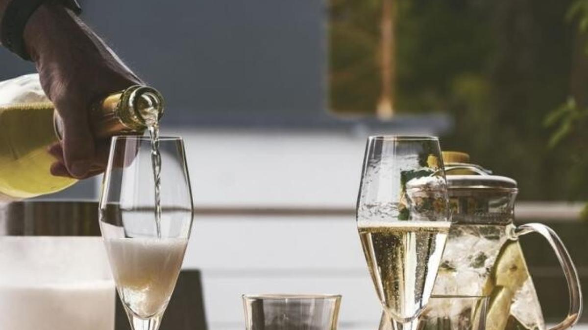 ti-a-mai-ramas-sampanie-de-la-petrecerea-de-craciun_93264700