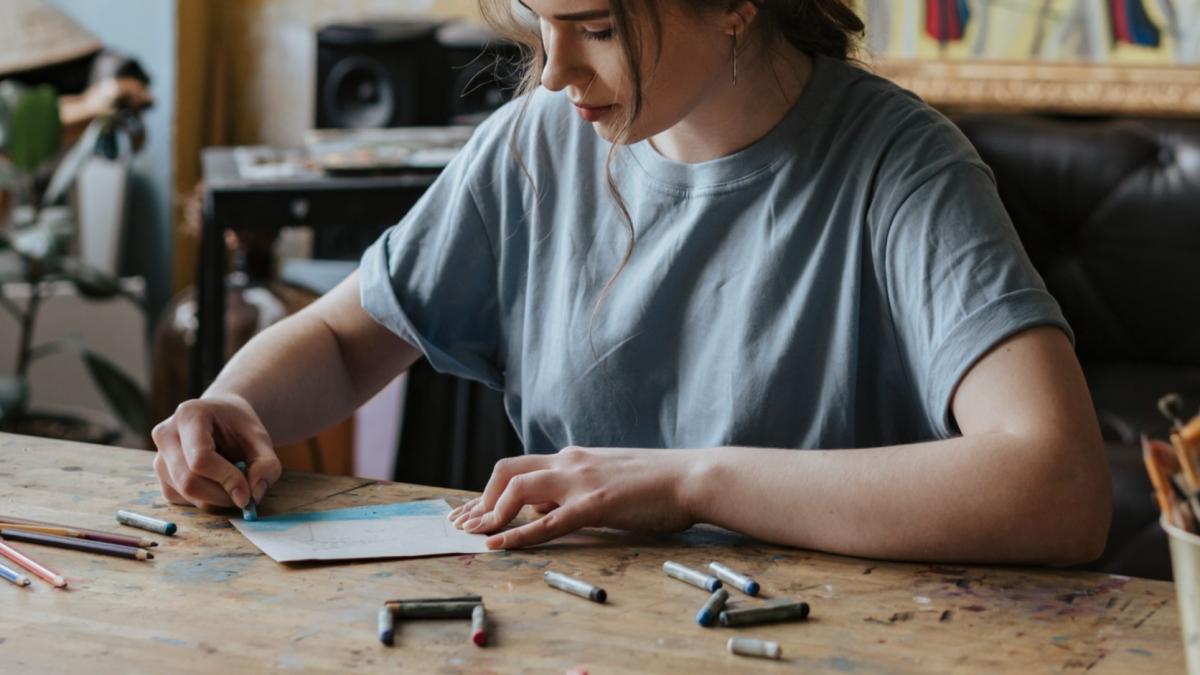 un-liceu-de-arte-permite-elevelor-sa-si-ia-doua-zile-libere-daca-sufera-de-dureri-menstruale--premiera-in-aceasta-tara_58331700