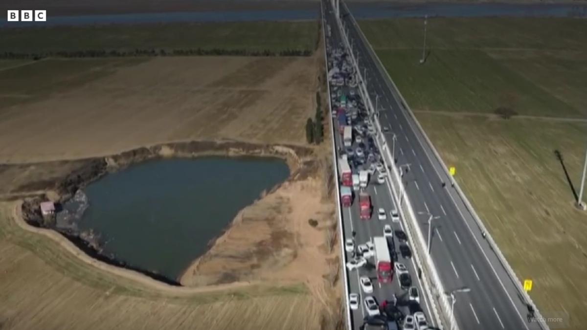 200-de-masini-s-au-ciocnit-in-conditii-de-ceata-densa-pe-un-pod-din-china--cel-putin-o-persoana-a-murit_86926600