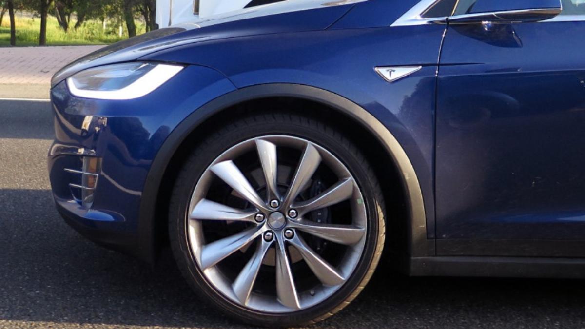 dormea-in-tesla-pe-autostrada-la-110-kmh--politistii-s-au-chinuit-15-minute-sa-l-trezeasca_38234900