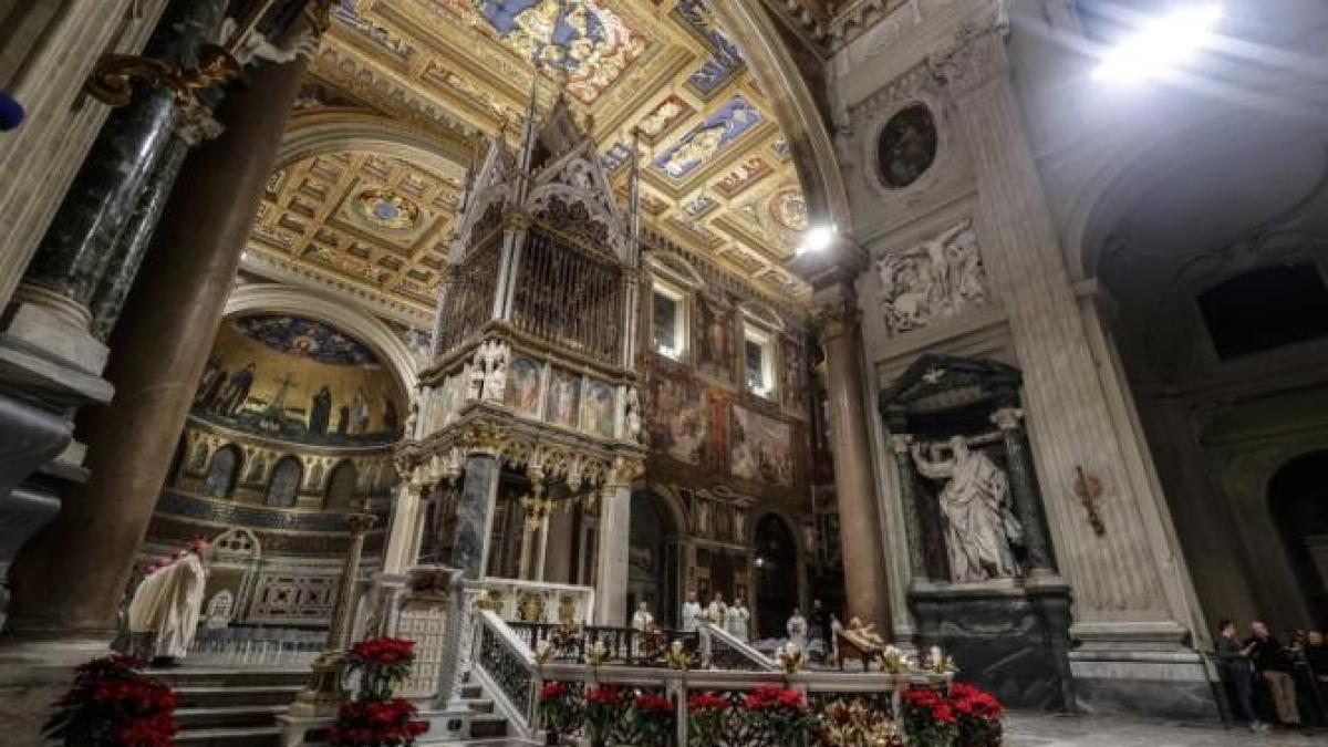 papa-benedict-a-murit--ciachir--diferenta-fata-de-papa-francisc-a-fost-un-boier_68954900