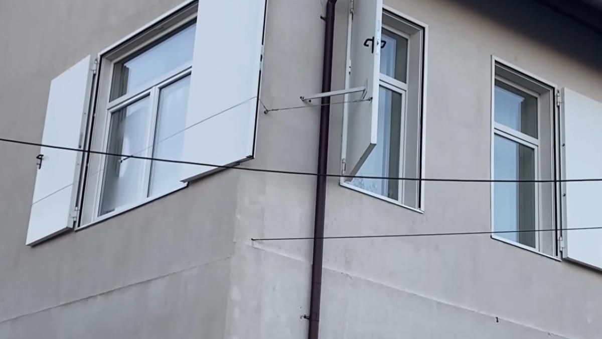 scoala-din-suceava-usi-in-loc-de-obloane_10596300