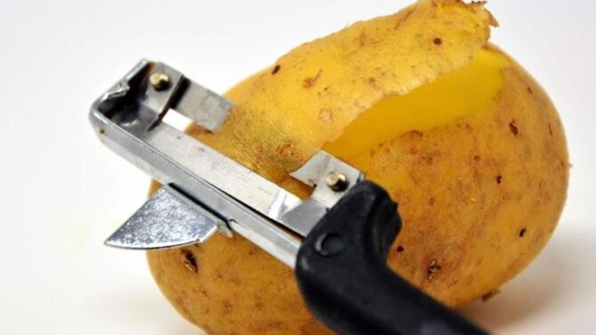 nu-mai-arunca-cojile-de-cartofi---pune-le-intr-un-borcan-cu-apa-clocotita_59602800