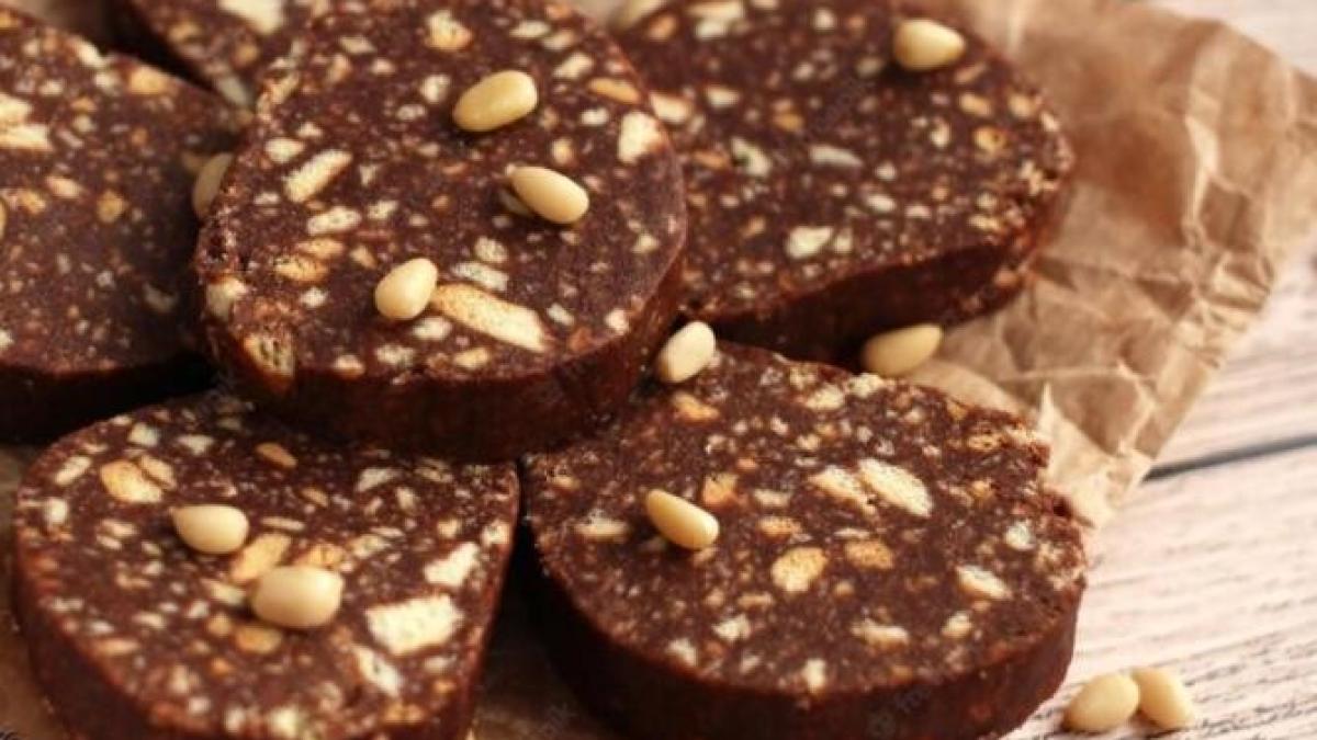 desertul-care-ii-va-innebuni-pe-toti--salam-de-ciocolata-alba-cu-fistic_77942500