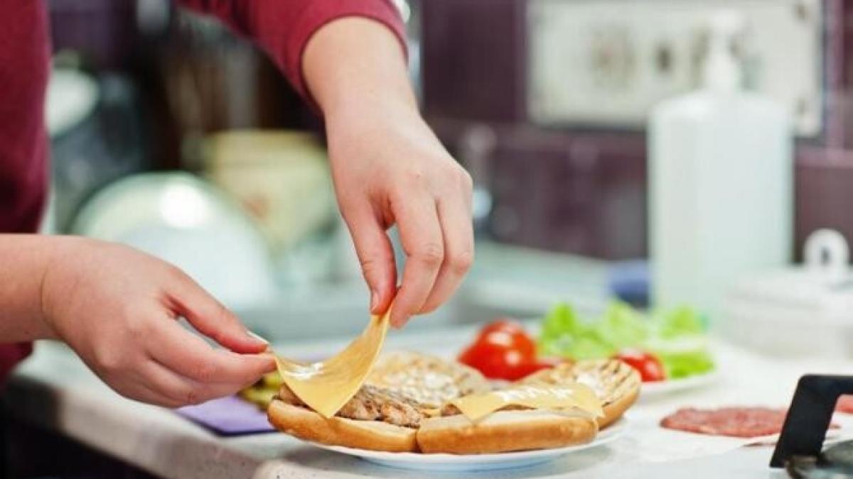 sandvisuri-calde-pentru-un-mic-dejun-satios--le-poti-prepara-in-cateva-minute_77477600