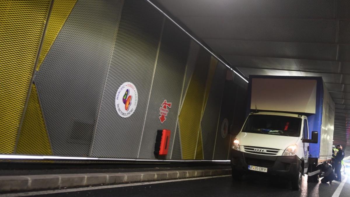 camion-blocat-in-pasajul-unirii-ce-spune-primaria-sectorului-4_12495700