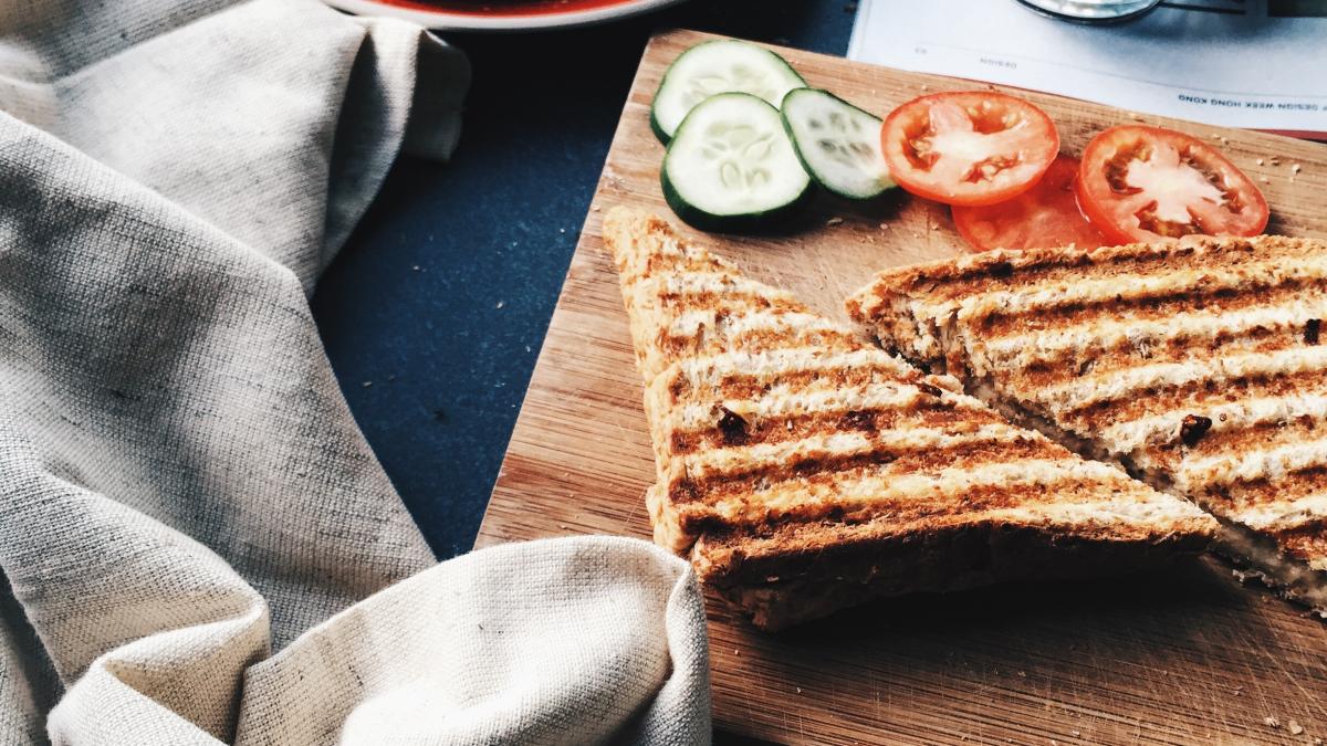 sandvis-cald-cu-parizer-si-cascaval--micul-dejun-rapid-si-delicios_50570900