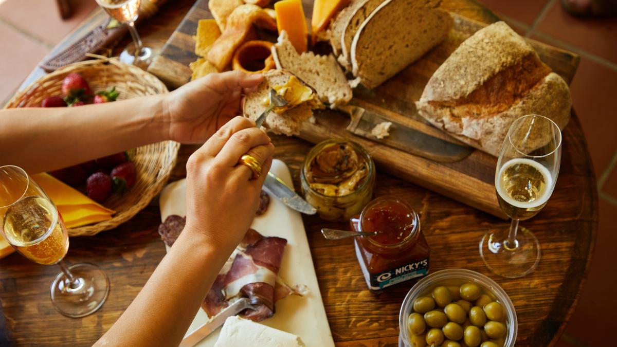 sase-alimente-pe-care-ar-trebui-sa-le-consumi-zilnic--fructele-care-te-ajuta-sa-nu-te-ingrasi--aur-pentru-sanatate_28618200