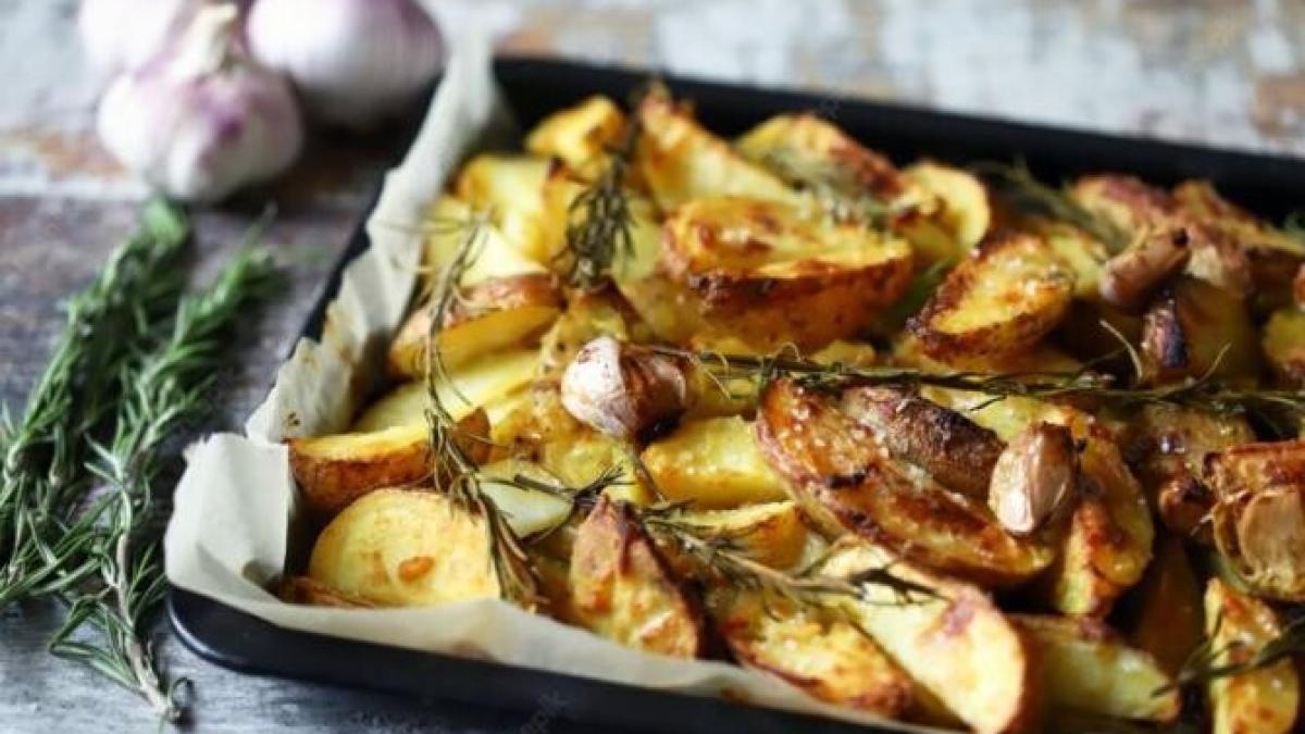 cartofi-copti-cu-vin-si-rozmarin--reteta--dezvaluita-de-bucatarii-italieni_95332000