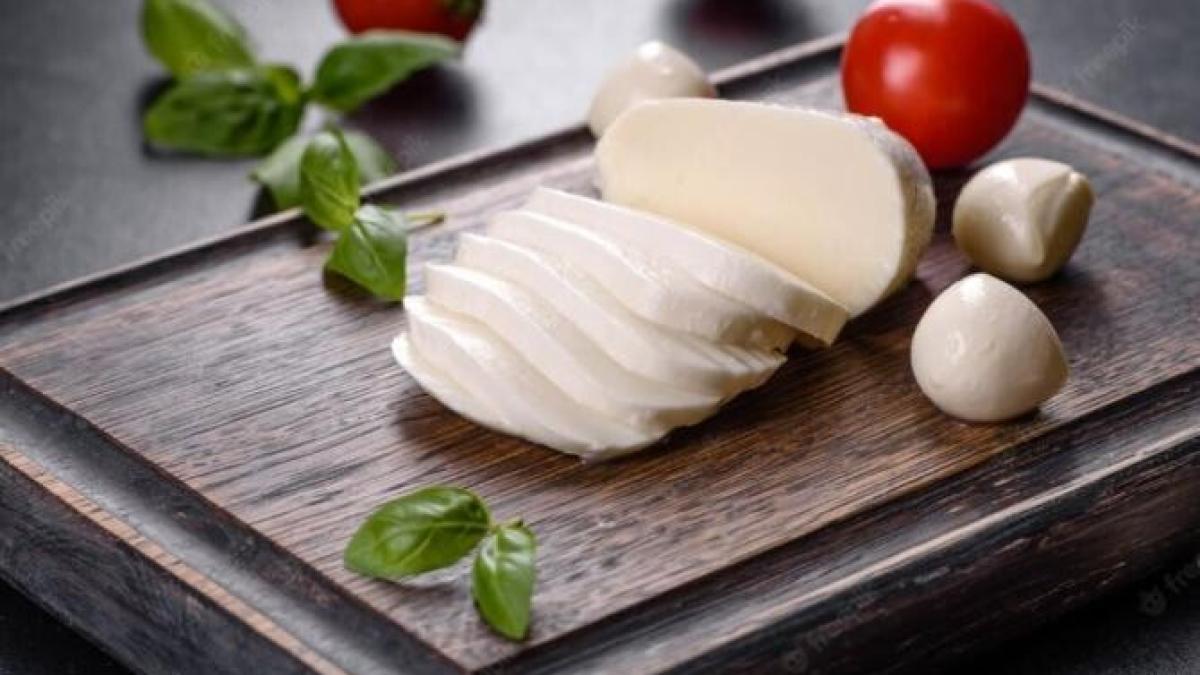 nu-mai-cumpara-mozzarella--o-poti-face-acasa-din-lapte-si-un-ingredient-secret_58656600