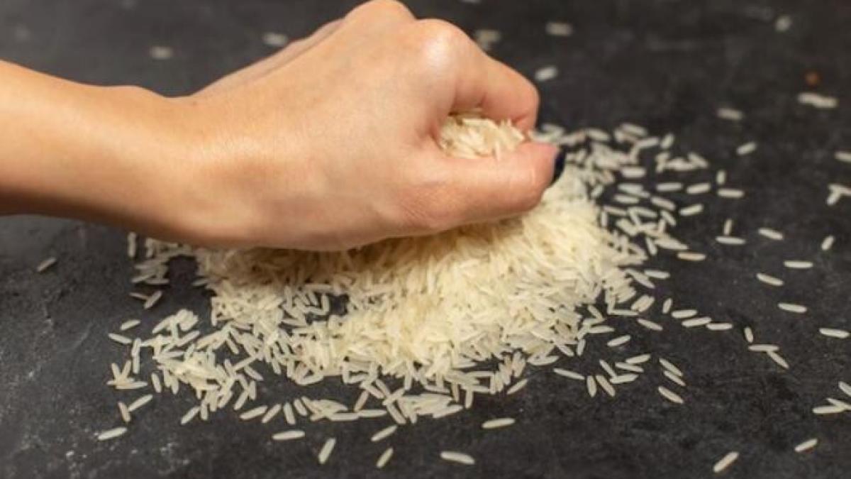 pune-orez-intr-o-sticla-de-vin--trucul-genial-care-iti-face-viata-mai-usoara_49053000