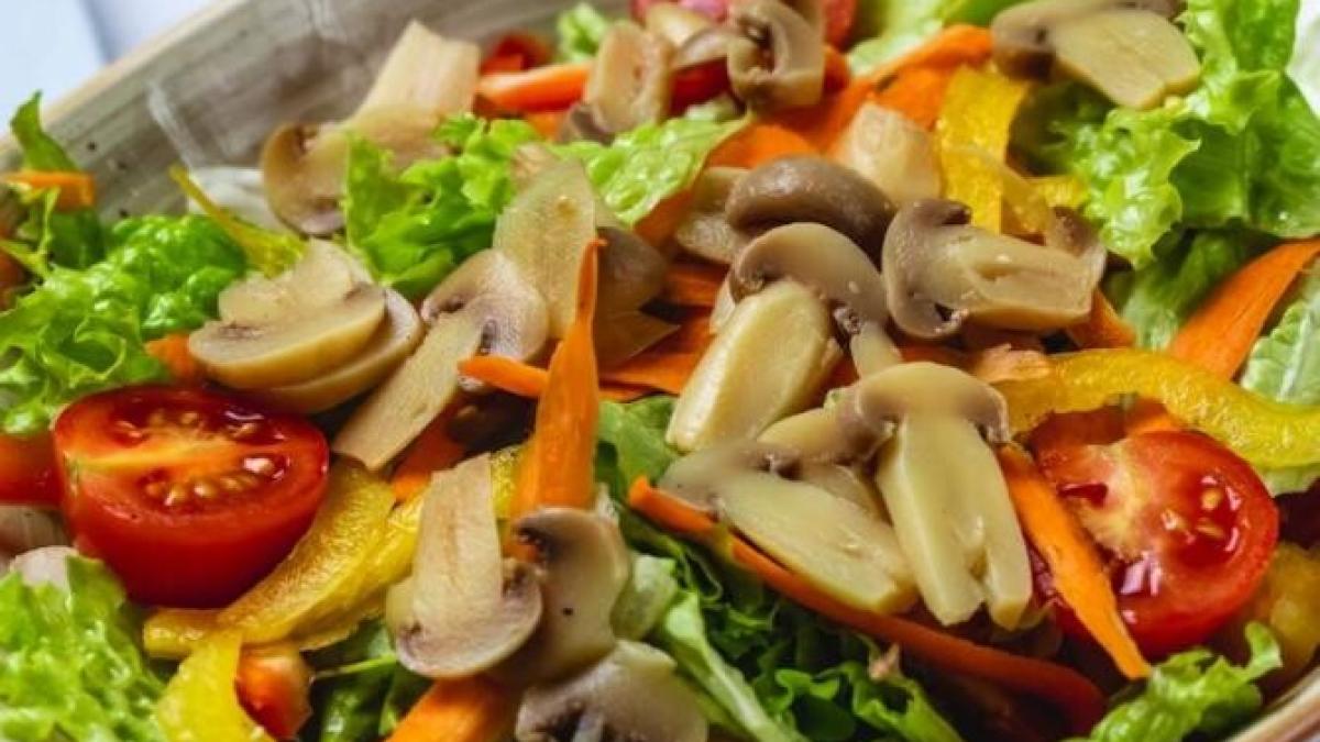 cea-mai-delicioasa-salata-cu-ciuperci--o-vei-prepara-in-fiecare-zi_95987800