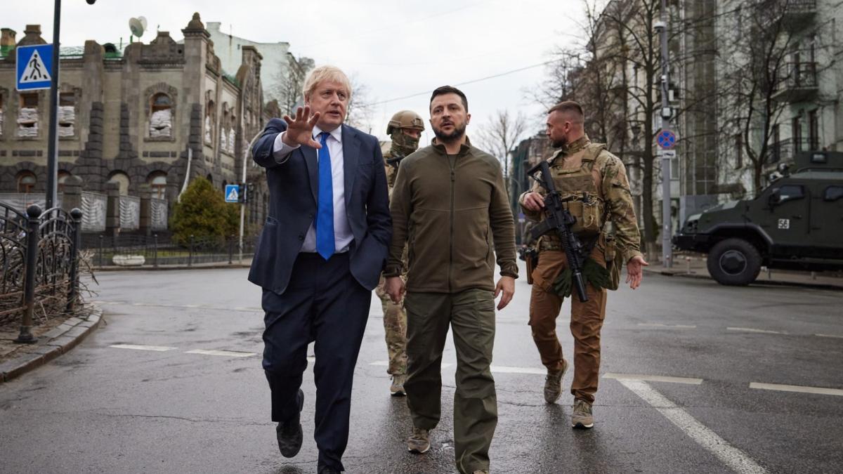 fostul-premier-britanic-boris-johnson--vizita-surpriza-la-kiev--prc-e2prc-80prc-9eveti-castiga--ii-veti-scoate-pe-rusi-din-tara-voastraprc-e2prc-80prc-9d_43228000