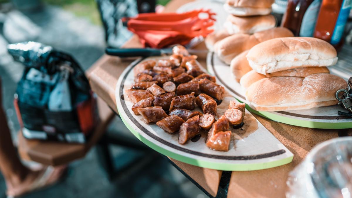 carnaciori-de-mangalita-cu-ceapa--ardei-verde-si-sos-picant--reteta-pentru-un-inceput-de-saptamana-in-forta_16015500