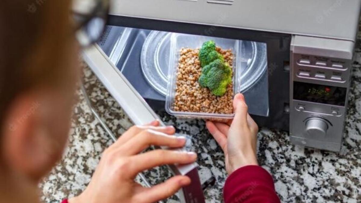 un-pahar-cu-apa--pus-in-cuptorul-cu-microunde-iti-va-salva-aparatul-electrocasnic--un-secret-pe-care-l-ai-stut_32366100