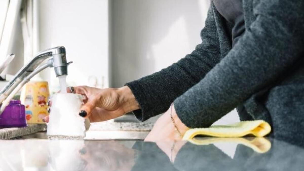 gata-cu-cheltuielile--fa-ti-propriile-produse-de-curatat-vasele-si-podele-din-cateva-ingrediente-din-camara_41810400