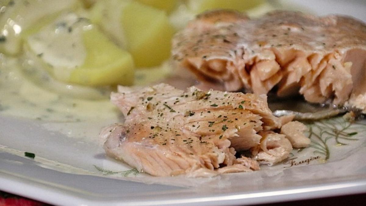 merluciu-cu-cartofi-in-sos-de-usturoi--reteta-de-marti_00336400