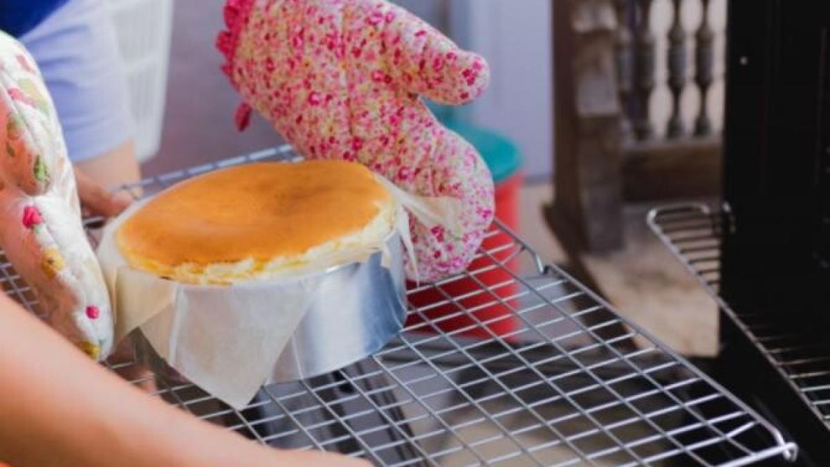 chec-cu-apa--moale-si-pufos--ai-nevoie-de-doar-doua-ingrediente--uita-de-lapte--oua-si-unt_87184700