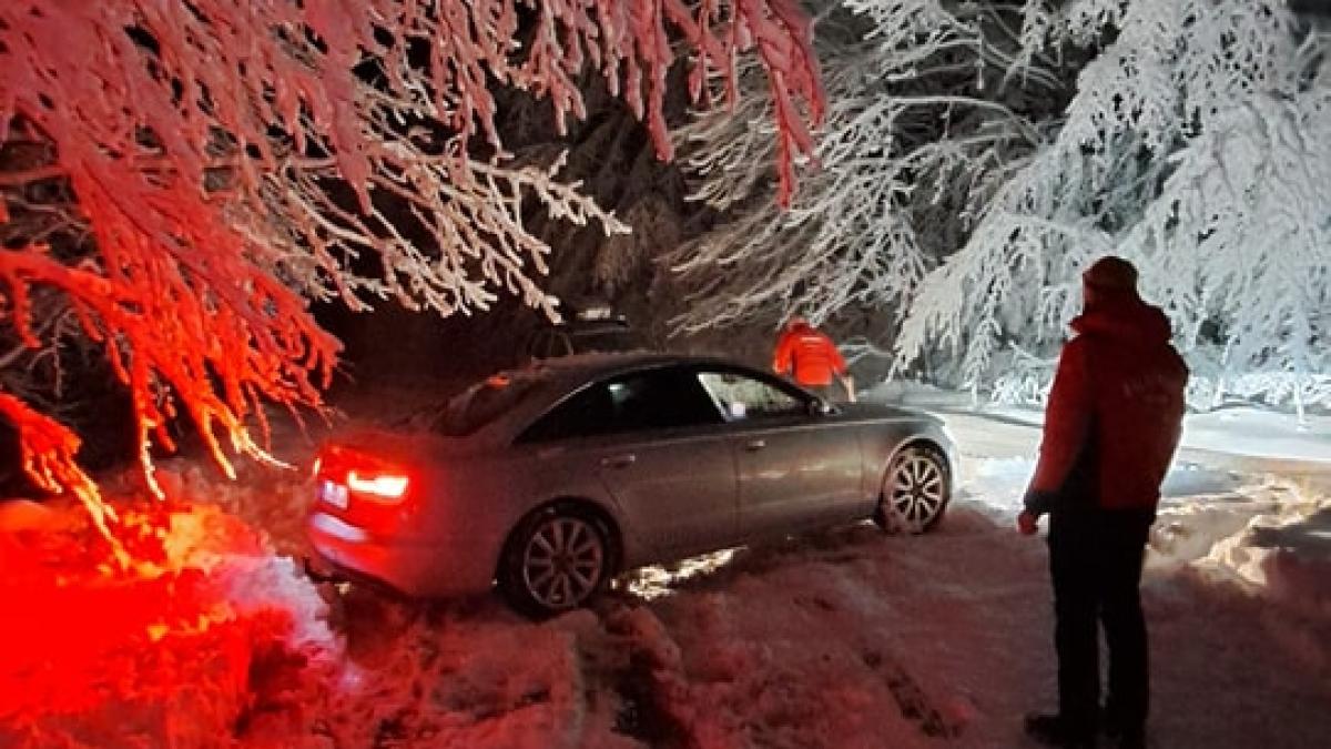 masina_blocata_munte_fb_02628700