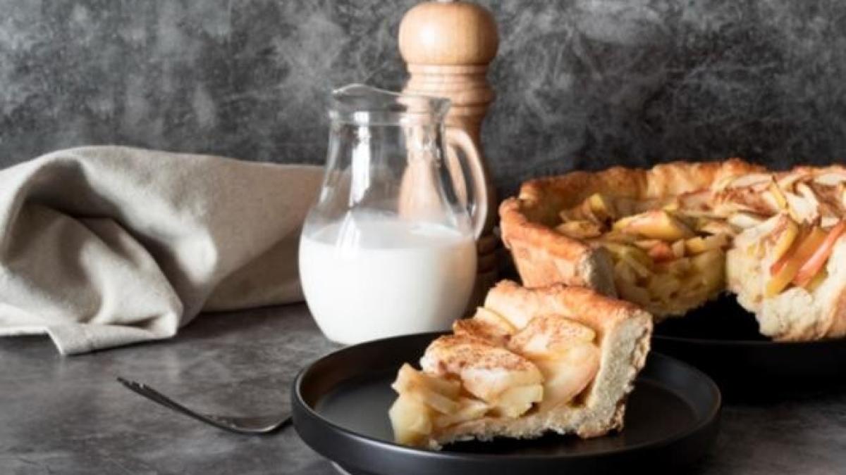 placinta-cu-mere-maruntite--un-deliciu-foarte-moale--cu-doar-80-de-calorii_38786600