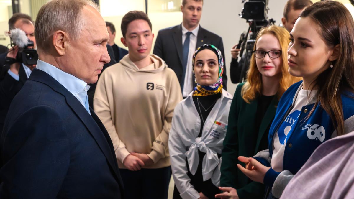 vladimir-putin-pantofi-toc-rusia_98081800