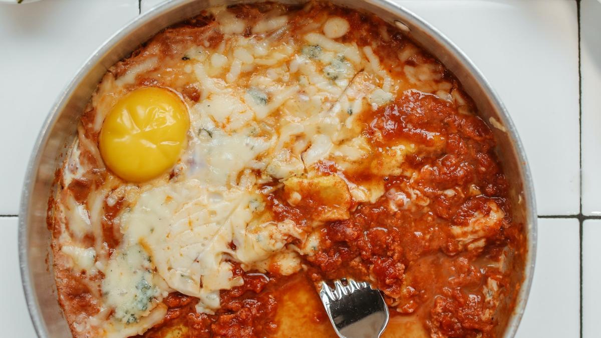 oua-in-sos-de-rosii-si-chorizo--reteta-speciala-pentru-un-mic-dejun-de-neuitat_15918500