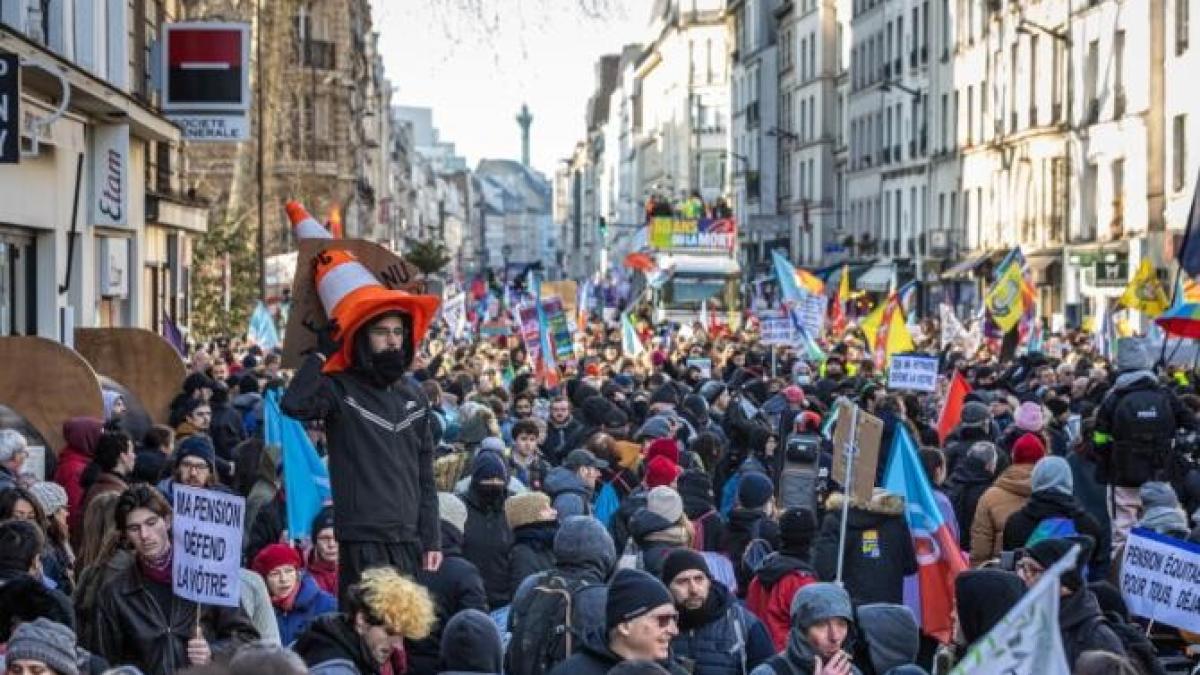un-protestatar-francez--mutilat-pe-viata-dupa-ce-a-fost-lovit-intre-picioare-de-un-politist--imagini-cu-impact-emotional_84325100