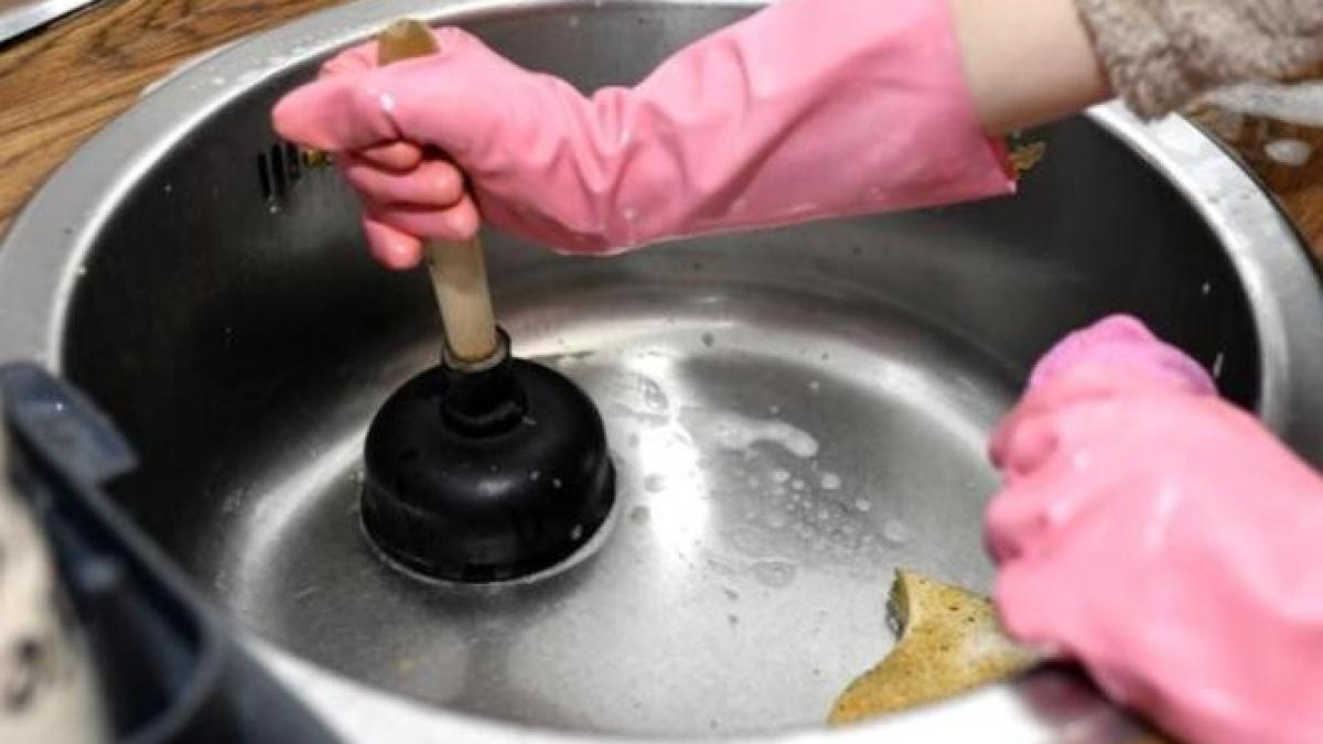 toarna-sare-in-chiuveta-inainte-de-a-merge-la-culcare--trucul-iti-va-salva-casa_94866800