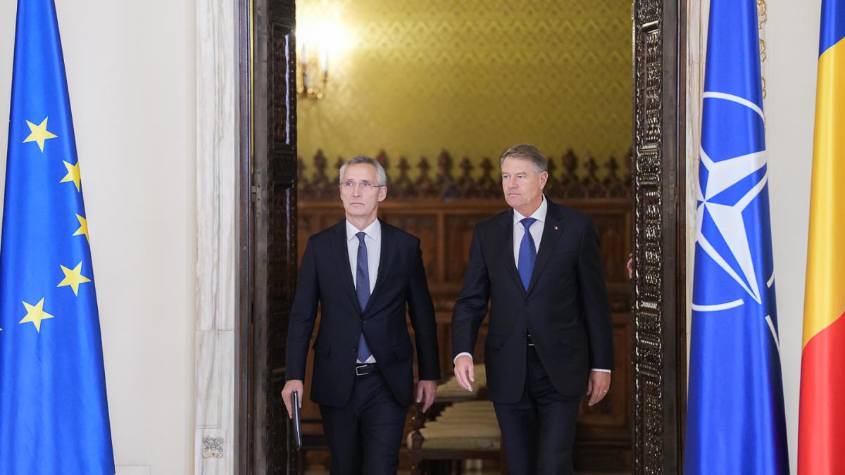 sansele-lui-klaus-iohannis-de-a-ajunge-seful-nato-sunt-mici--sustine-politico--ce-alte-nume-sunt-vehiculate_14338600