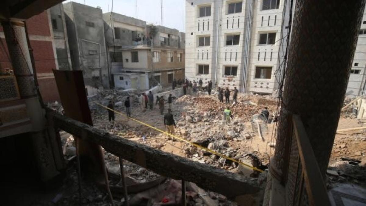 atentatul-din-pakistan-in-care-au-murit-peste-100-de-oameni--autorul-era-imbracat-in-politist-exista-o-intreaga-retea-in-spatele-lui_22544600