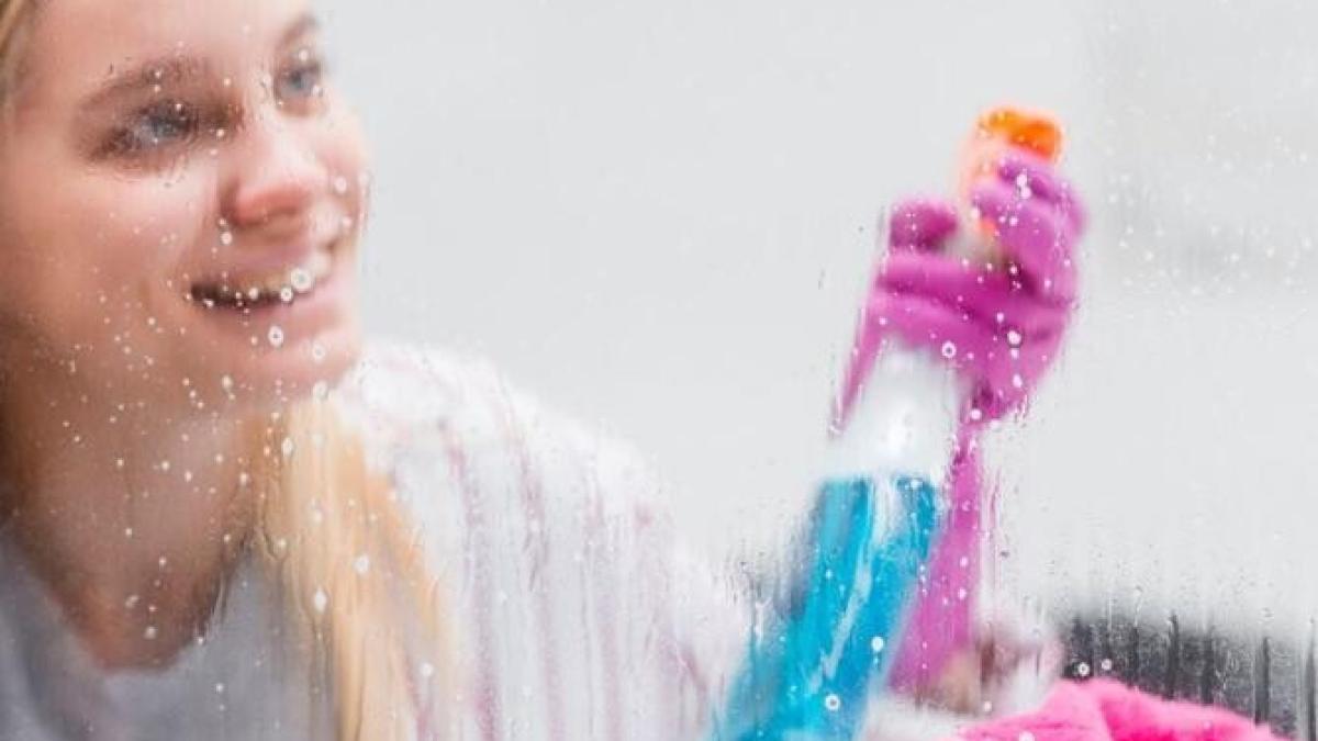 cel-mai-eficient-truc-pentru-curatarea-ferestrelor-fara-urme--adauga-un-ingredient-secret-in-apa-si-efectul-te-va-surprinde_70453400